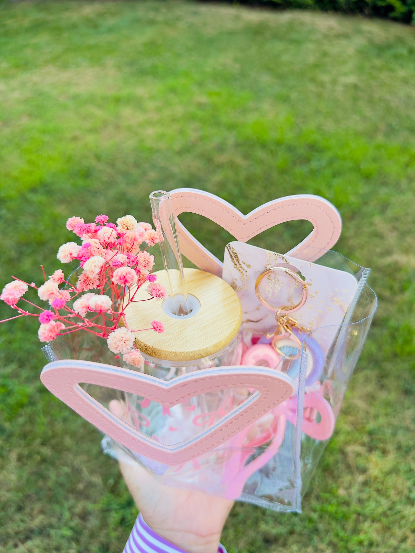 Bolsa de regalo coquette con vaso decorado, flores secas, accesorios rosados y moñitos – edición limitada de verano
