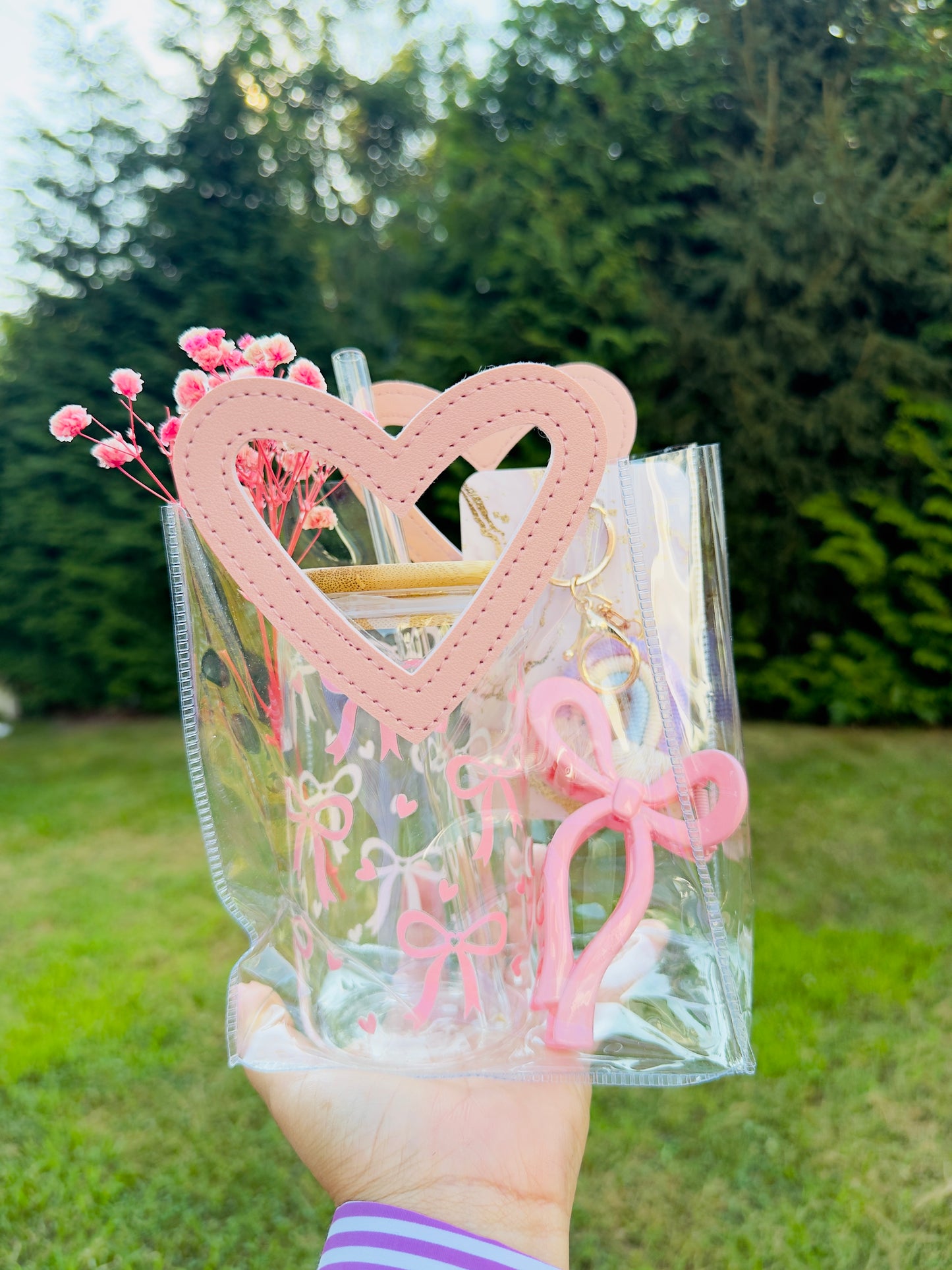 Bolsa de regalo coquette con vaso decorado, flores secas, accesorios rosados y moñitos – edición limitada de verano