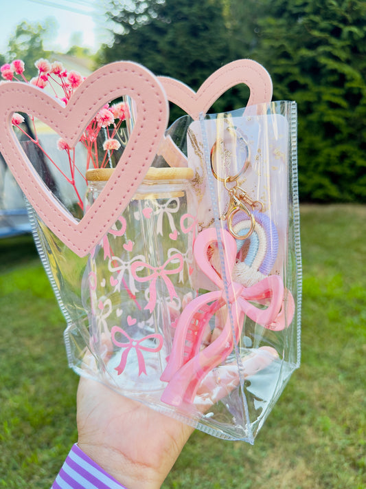 Bolsa de regalo coquette con vaso decorado, flores secas, accesorios rosados y moñitos – edición limitada de verano