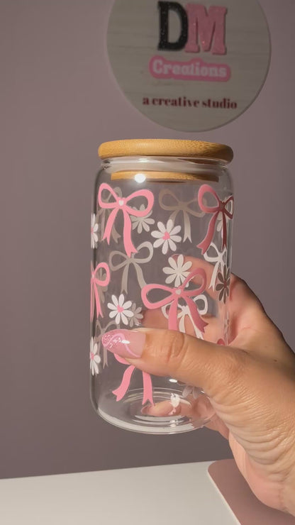Bolsa de regalo coquette con vaso decorado, flores secas, accesorios rosados y moñitos – edición limitada de verano